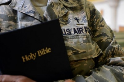 Fuerza Aérea hace reclamaciones sobre las denuncias de ateos y mantener la oración en sus ceremonias militares
